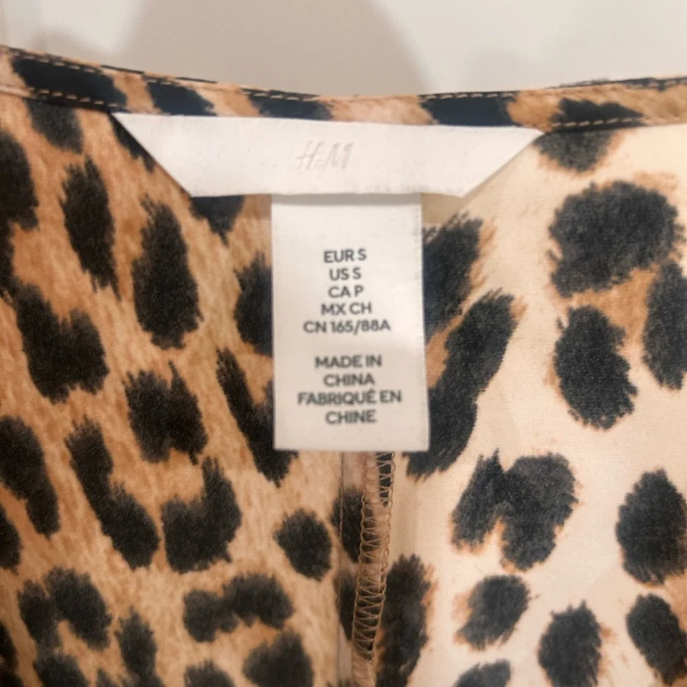 H&M Rouched Leopard Print V-Neck Blouse - Picture 4 of 4